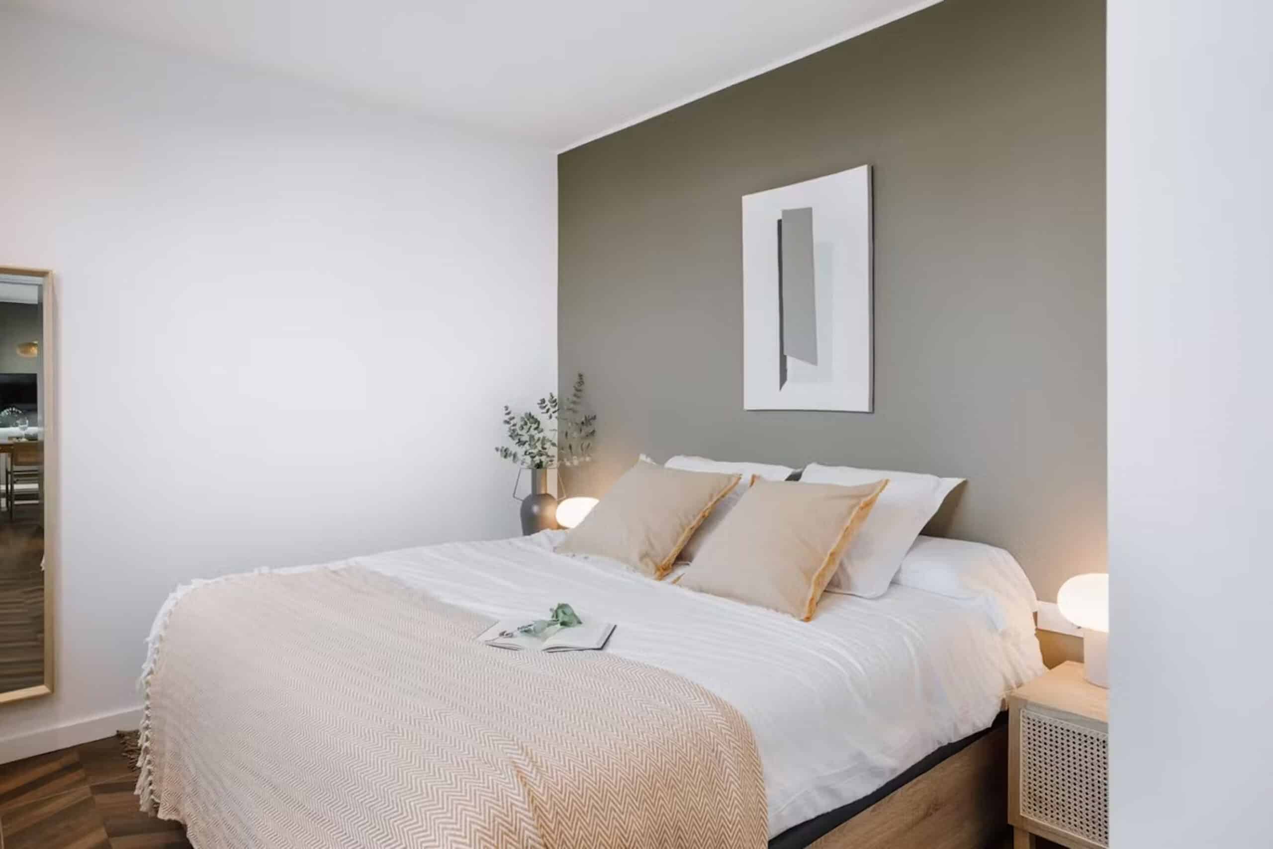 Hotelbett ohne traditionelle Bettdecke