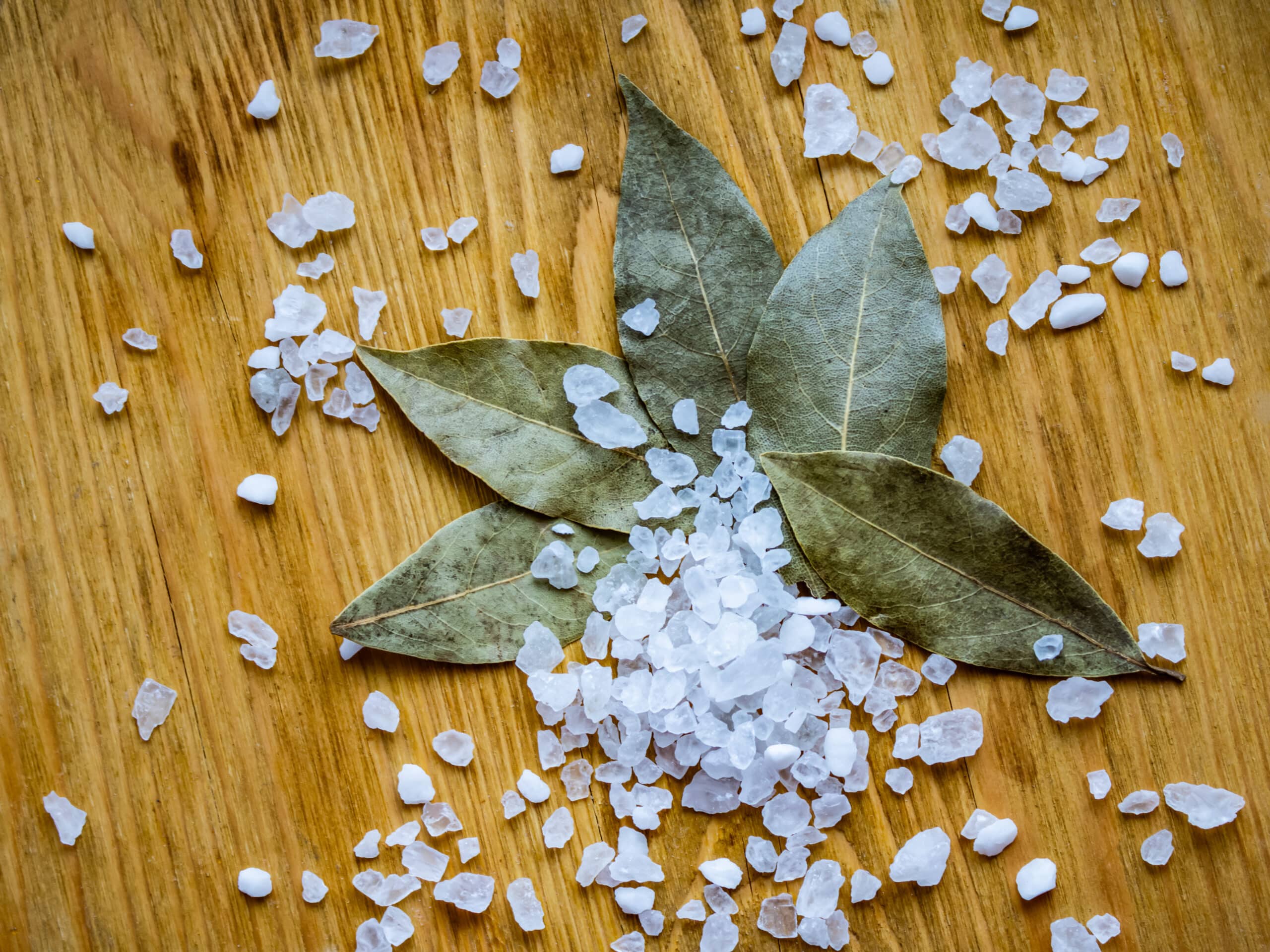 Verwenden Sie Salz und drei Lorbeerblätter in jedem Zimmer.