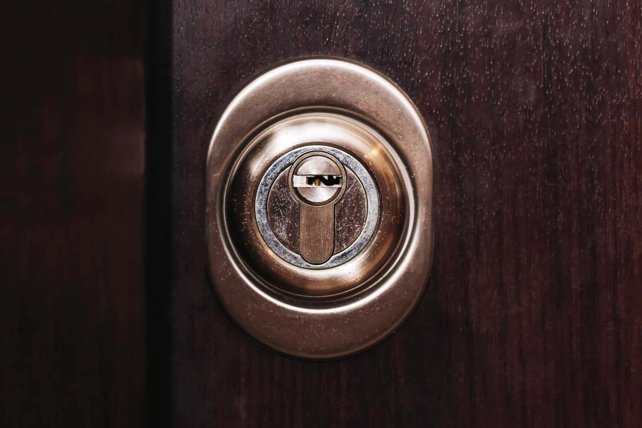 Erfahren Sie, wie Sie Ihre Haustür sichern können.