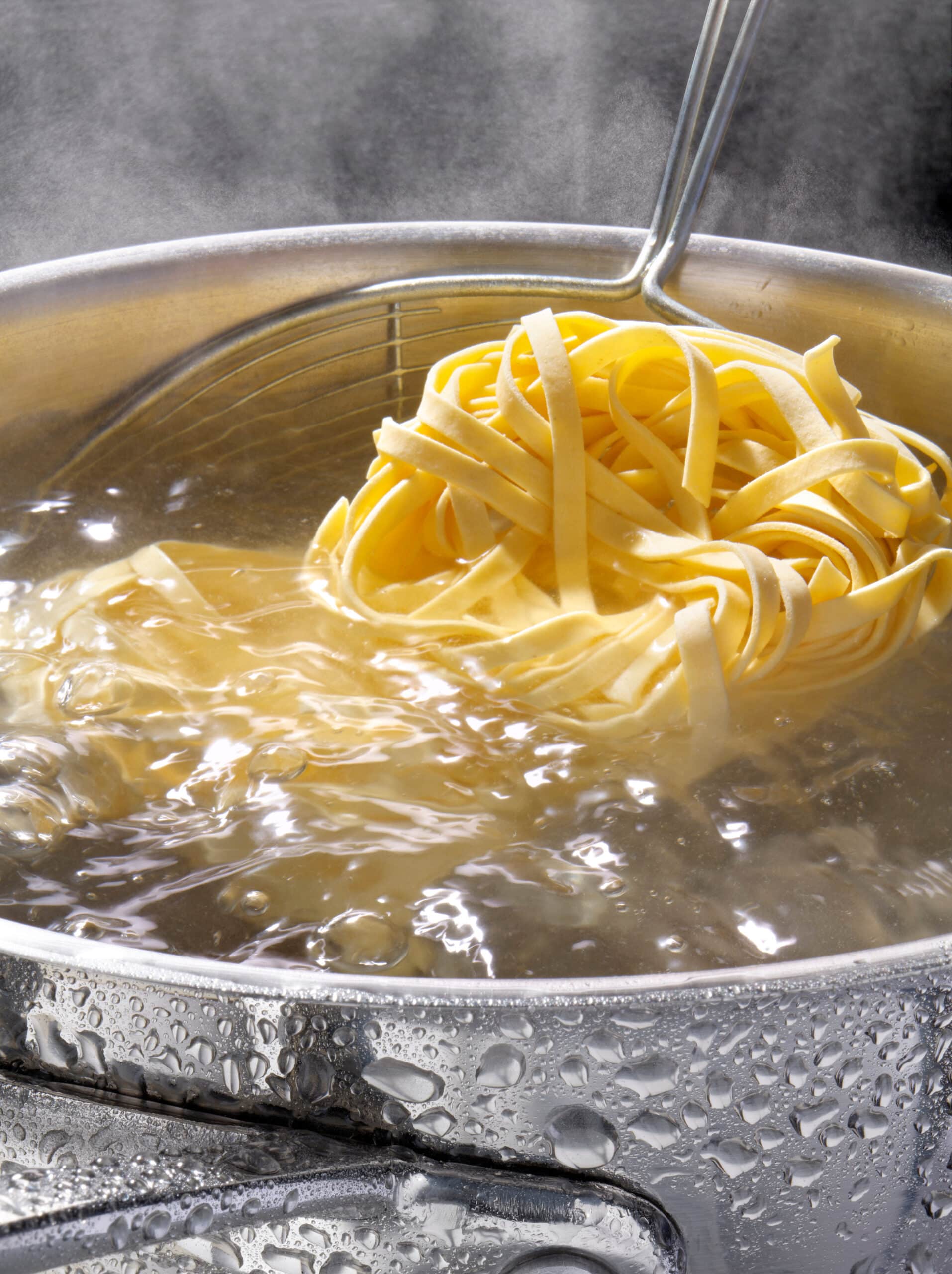 Erfahren Sie, warum man Nudeln niemals in kochendem Wasser abgießen sollte.