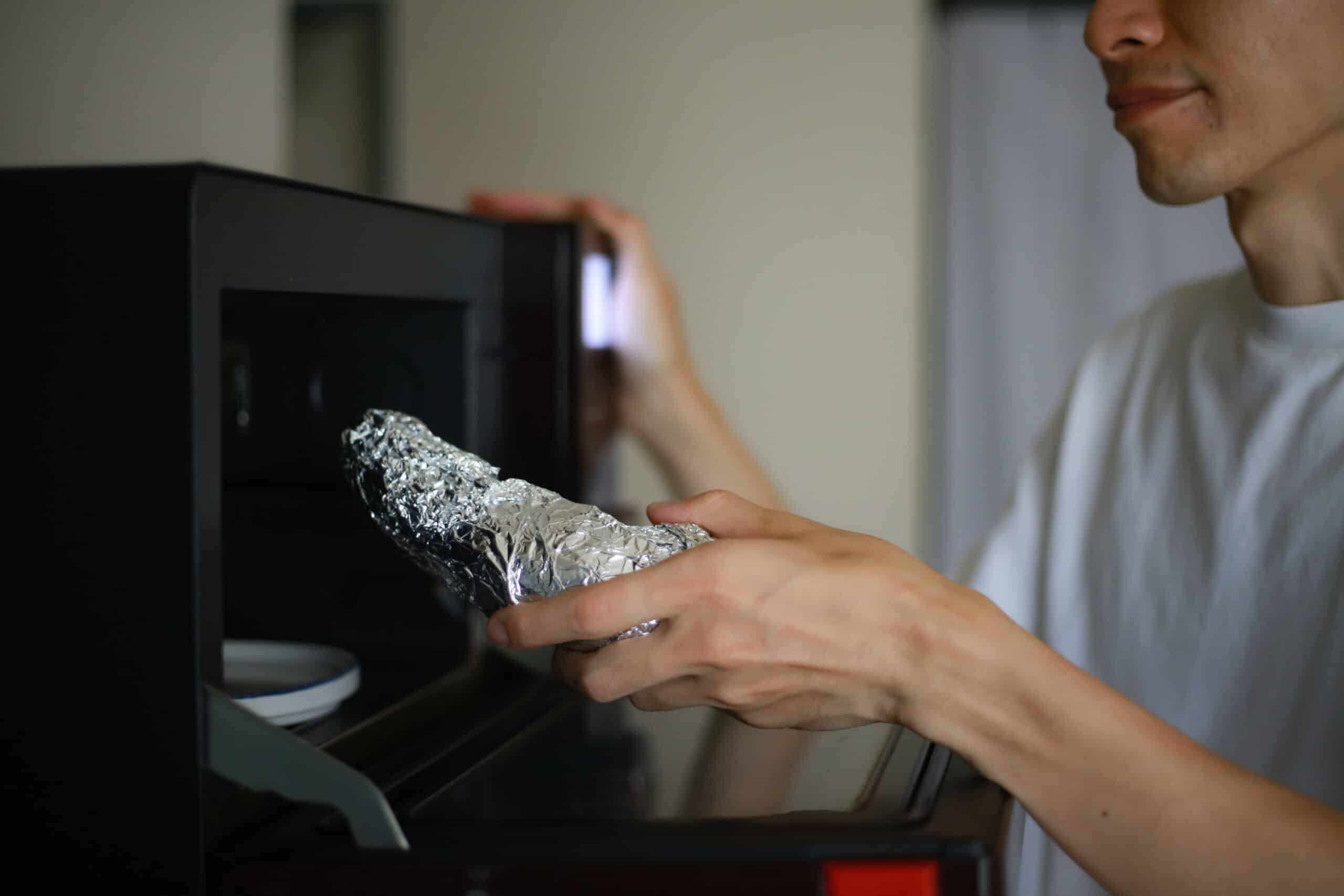 Gründe, warum man keine Alufolie in einen Elektroofen geben sollte