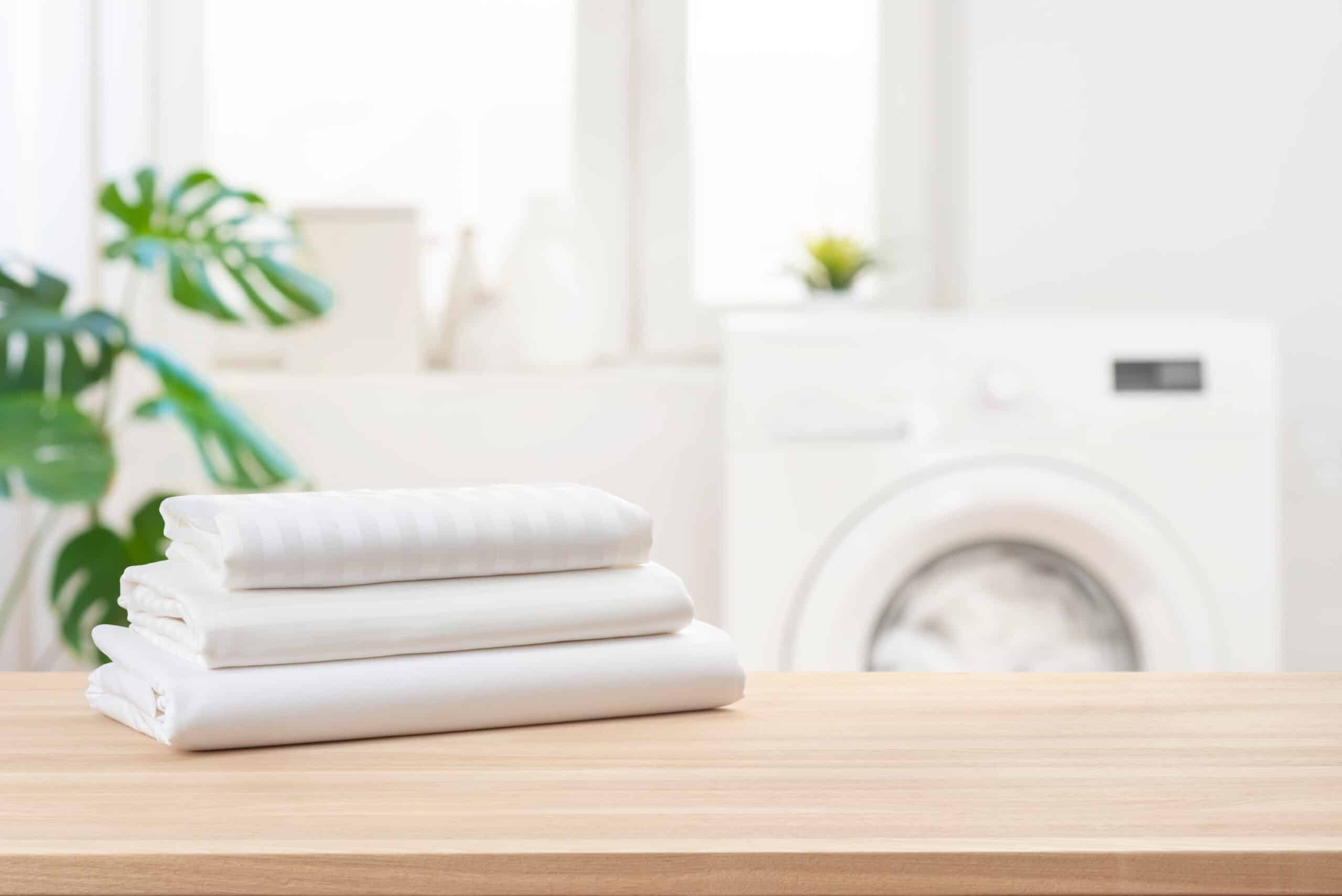 Weiße Bettwäsche sieht nach dem Waschen aus wie neu.